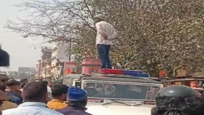 Bihar News: पुलिस ने ई रिक्शा चालक को मारा थप्पड़, गुस्से में चालक पुलिस के जीप पर चढ़ा, जमकर हुई ड्रामेबाजी Police slapped e rickshaw driver in bettiah