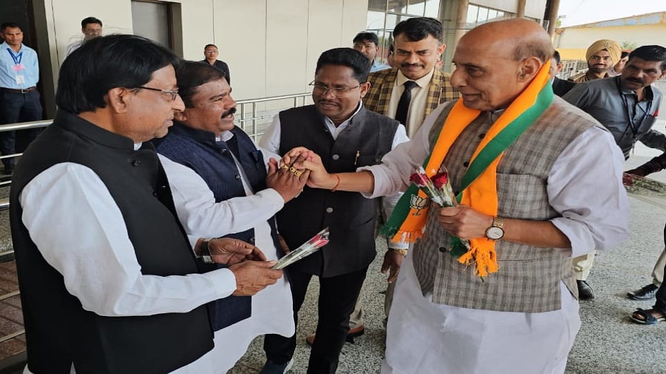 Rajnath Singh reached Bastar after eight years met party leaders