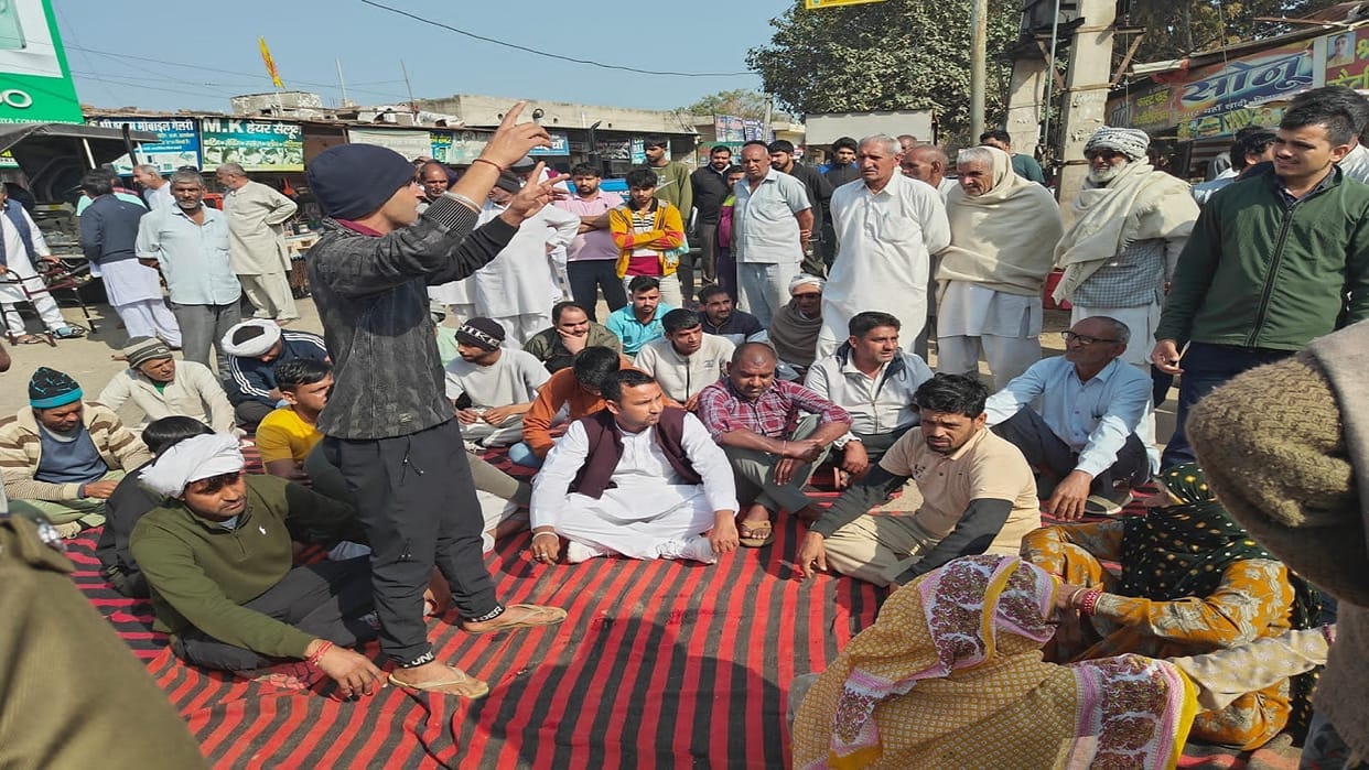 People came in support of farmers marching to Delhi, road jam at T Point in Jhojhu Kalan in Dadri
