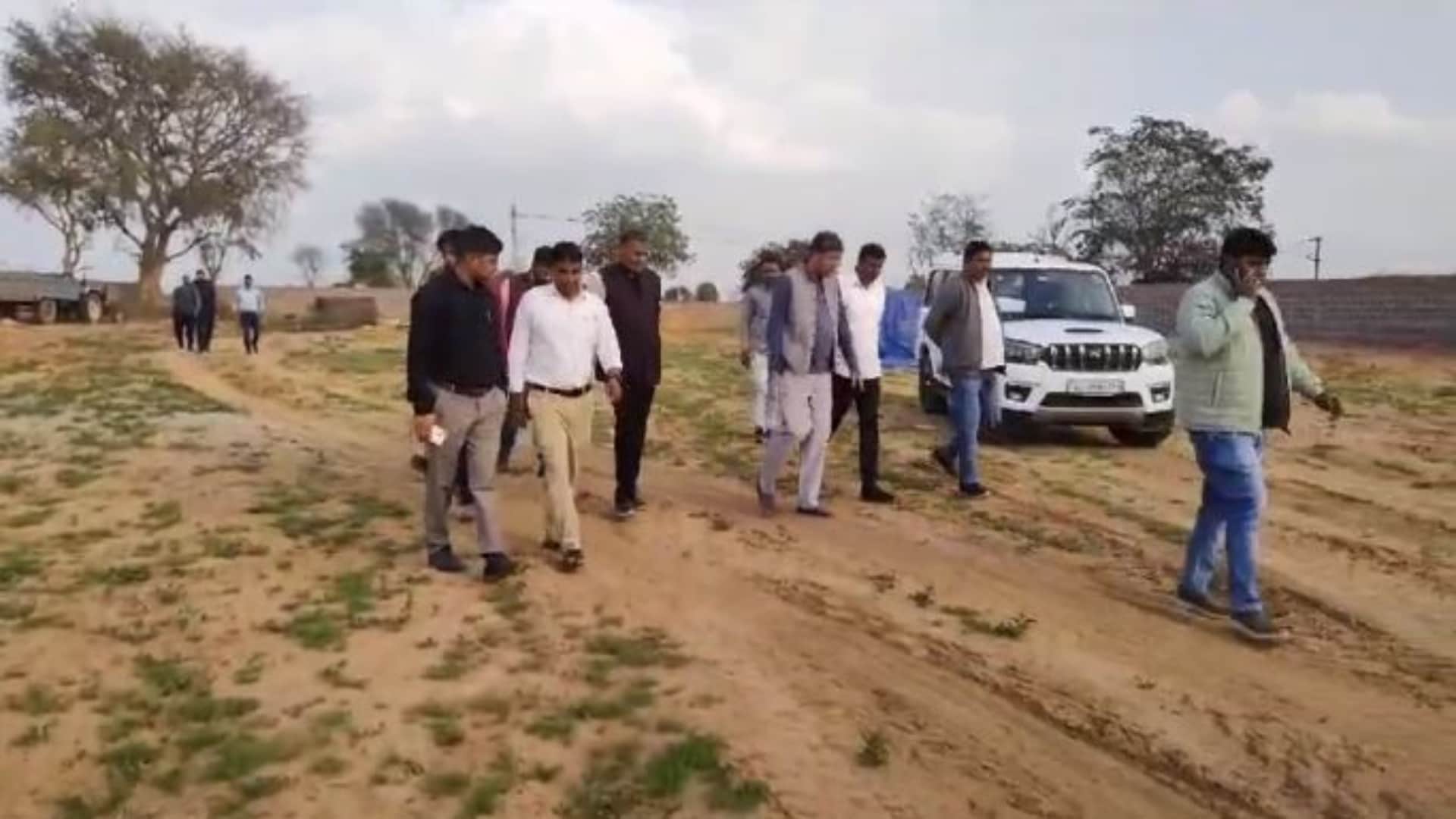 कार्यक्रम स्थल का जायजा लेते हुए