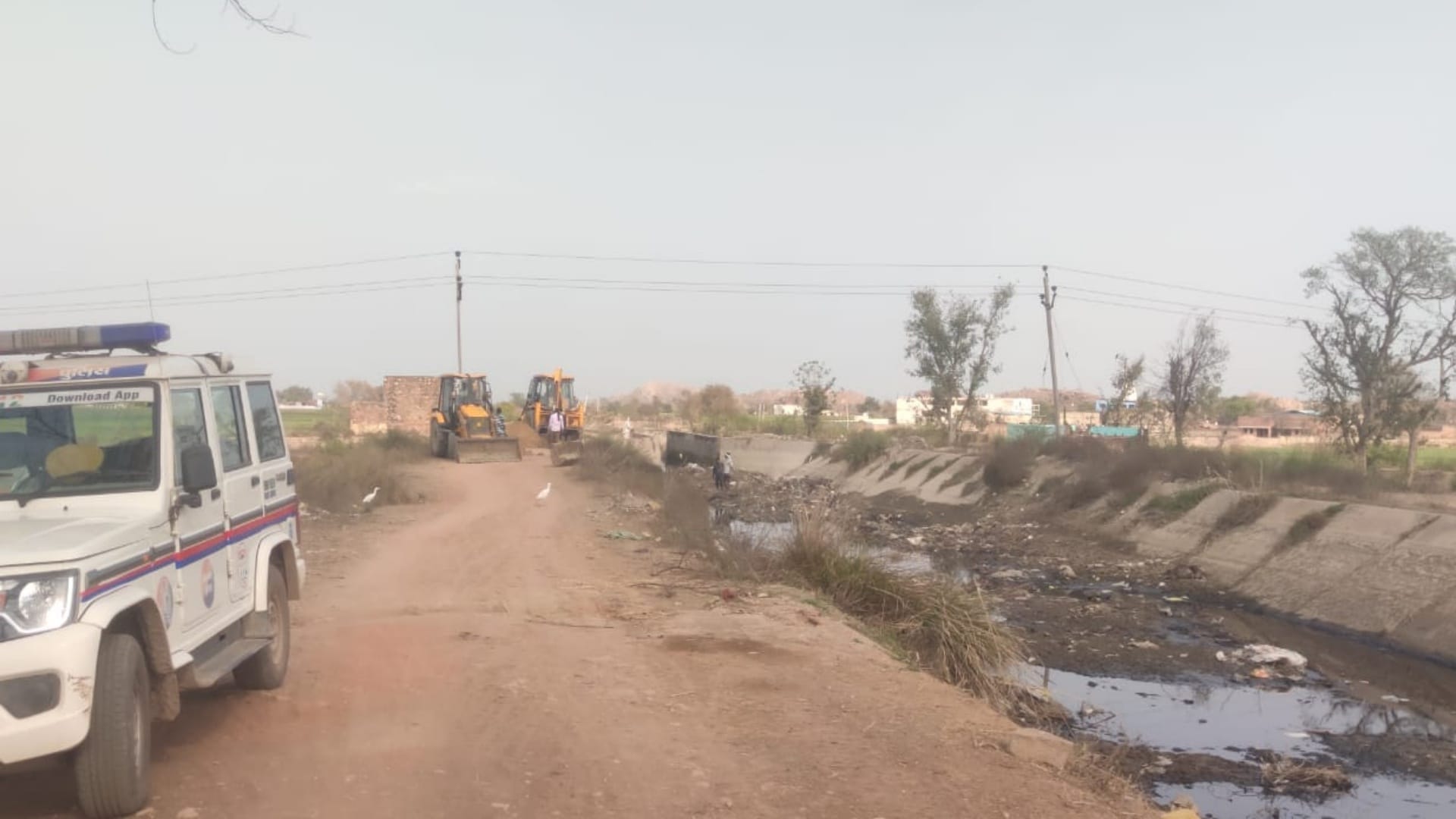 गुड़गांव कैनाल में गाय का शव बहकर आया