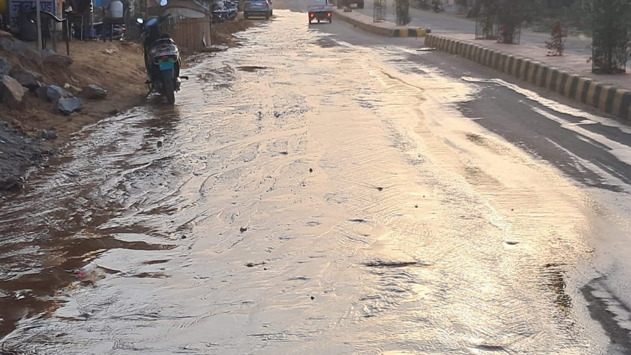 Lakhs of liters of water flowed on road in Dausa