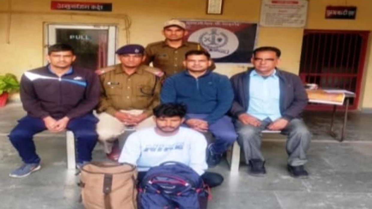Sirohi Liquor smuggling in Ajmer-Dadar Express 24 bottles going to Gujarat seized one smuggler arrested