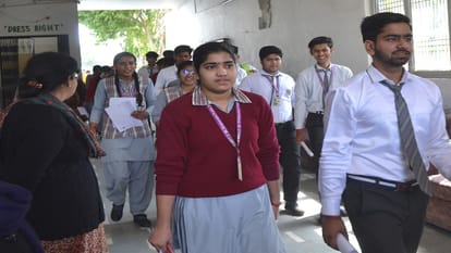 CBSE Exam: हाथरस में आठ केंद्रों पर हुई परीक्षा, 2489 परीक्षार्थियों ने दिया अंग्रेजी की पेपर CBSE board examination held at eight centers in Hathras