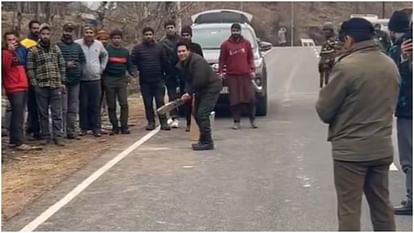 Sachin Tendulkar-Kashmir: 'आउट करना होगा..', गुलमर्ग में बीच सड़क सचिन ने खेला क्रिकेट, उल्टे बैट से लगाया शॉट Sachin Tendulkar Plays Cricket With Locals In Gulmarg Kashmir with Anjali and Sara; Watch Video