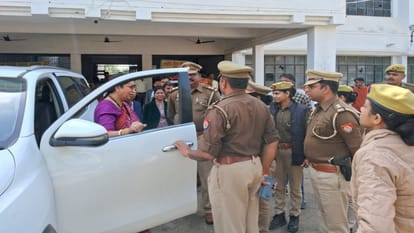 Student riding bicycle collided with Smriti Irani's car, Minister went to leave the college