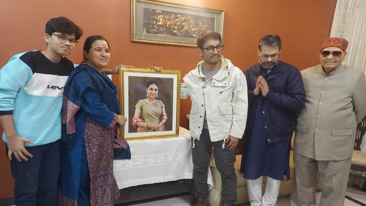 Aamir Khan Meets dangal actress late Suhani Bhatnagar Family in Faridabad paid tribute but trolled for smiling