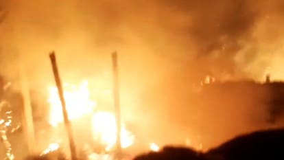 Bihar News: आग लगने से दो घर जले, छह मवेशियों की झुलसने से मौत, पीड़ित परिवार का रो रोकर बुरा हाल Two houses burnt due to fire in Bettiah