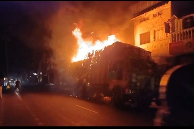 Shamli: Truck filled with carpet caught fire after hitting a pillar, driver-cleaner saved