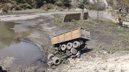 Another accident in Deepka mine driver died due to being buried under the cabin of the trailer in Korba