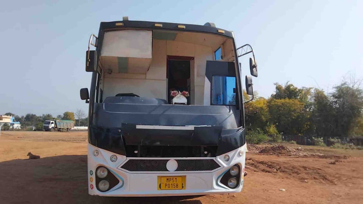 Damoh News: Attempt to rob a pilgrim bus going to Bageshwar Dham
