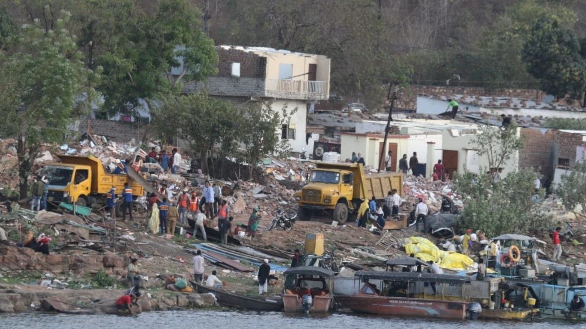 Bhopal: Bulldozers ran on 109 houses on the second day of Bhadbhada slum displacement