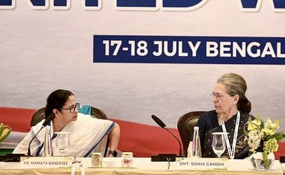 TMC-Congress Alliance: ममता बनर्जी से बातचीत कर सकती हैं सोनिया गांधी, क्या बनेगी सीटों के तालमेल पर बात? TMC-Congress Alliance: Sonia Gandhi can talk to Mamata Banerjee for alliance