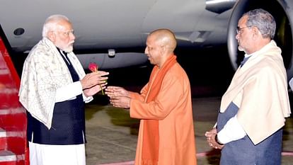 पीएम मोदी का काशी दौरा: धर्म और अध्यात्म की नगरी पहुंचे प्रधानमंत्री, संत रविदास की प्रतिमा का करेंगे अनावरण CM Yogi Adityanath welcomed PM Modi at Varanasi airport
