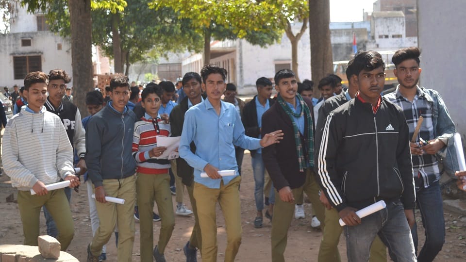 UP board exam held at 92 centers in Hathras on the first day