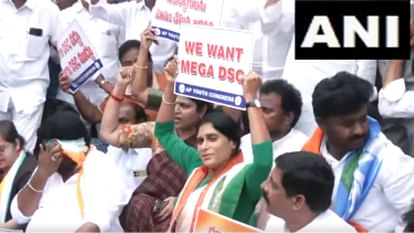 YS Sharmila Reddy along with party workers and leaders protest against the state government