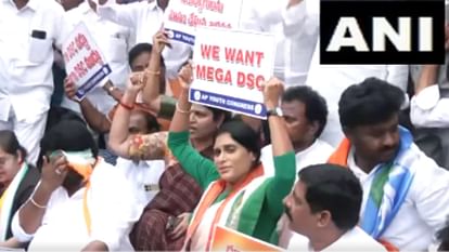 Andhra: भाई की सरकार के खिलाफ वाईएस शर्मिला का प्रदर्शन, नजरबंदी से बचने को कांग्रेस कार्यालय में बिताई रात YS Sharmila Reddy along with party workers and leaders protest against the state government