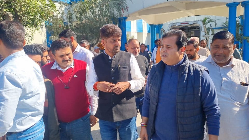 Outgoing Mayor Rampal Singh and Congress Metropolitan President CP Sharma clashed in rudrapur