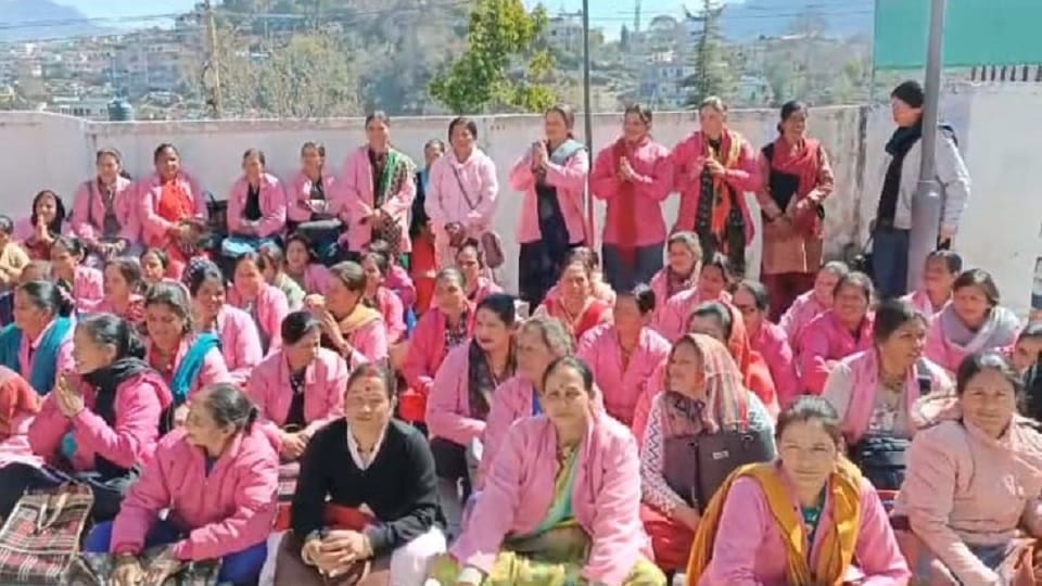 protest of Asha workers regarding five-point demands in pithoragrah