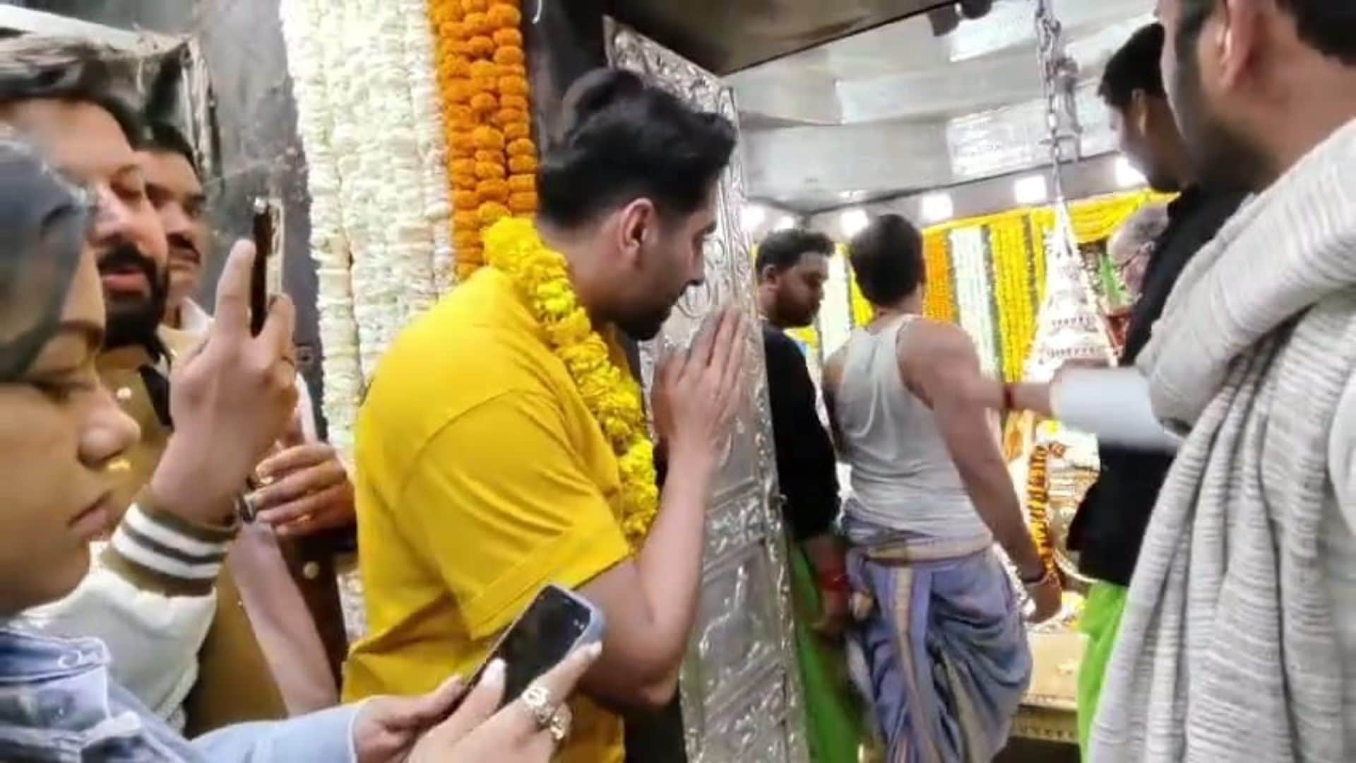 Ayushmann Khurrana reached Baba Mahakal looked engrossed in devotion wearing tilak on his forehead