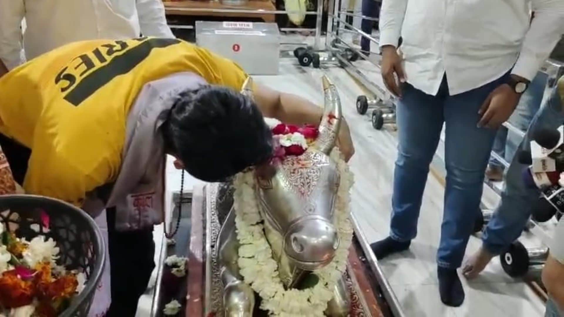 Ayushmann Khurrana reached Baba Mahakal looked engrossed in devotion wearing tilak on his forehead