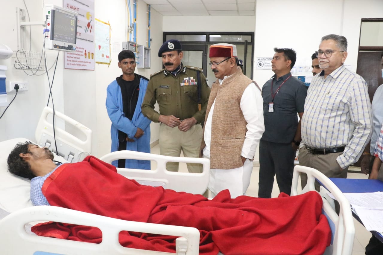 अनूपपुर में घायलों से मिलने पहुंचे मंत्री