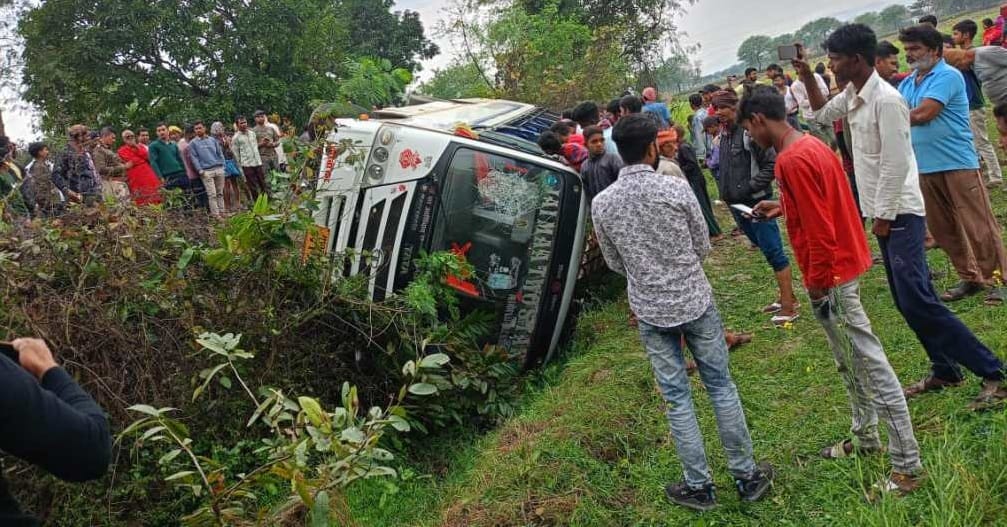 Bihar News: School bus overturns in Aurangabad, many children injured; road accident news