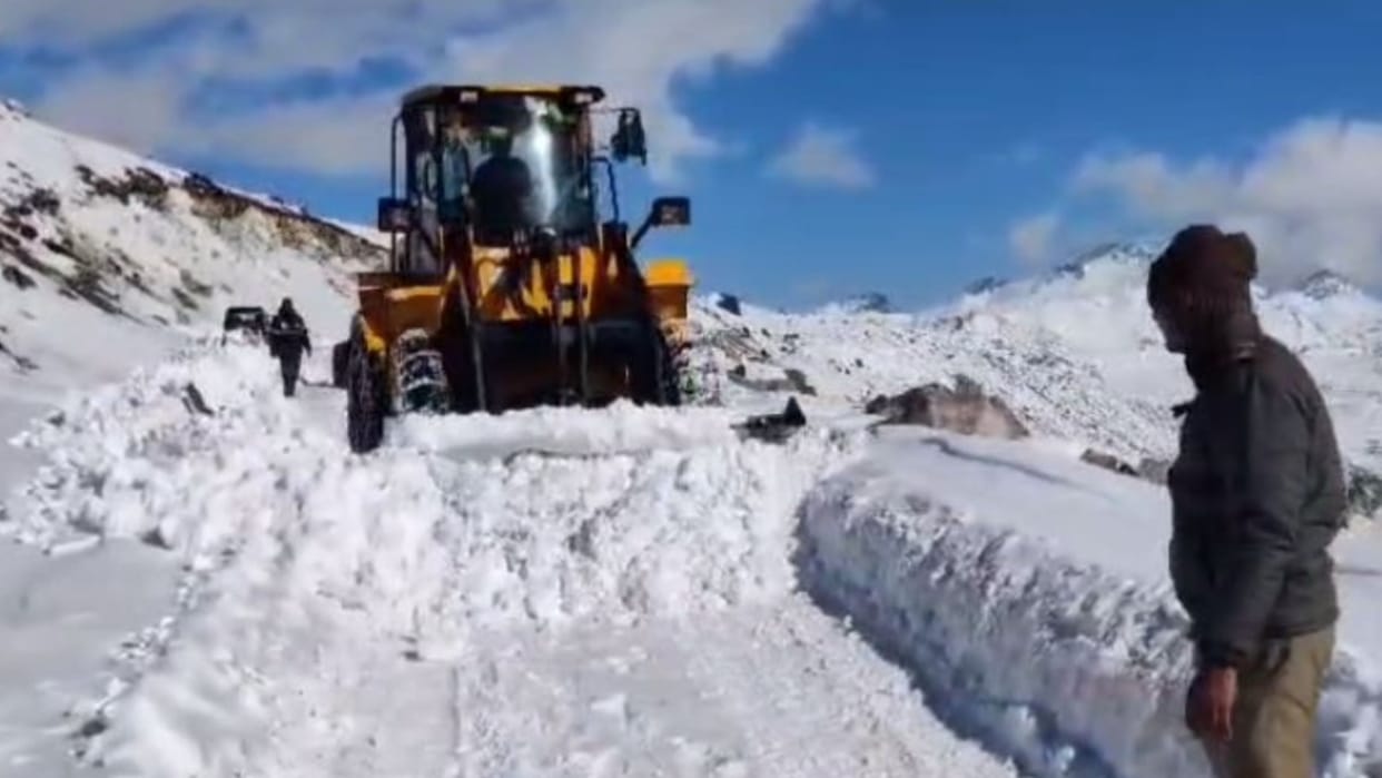 BRO Rescued 70 tourists from Sela Pass following heavy snowfall in Tawang Arunachal Pradesh