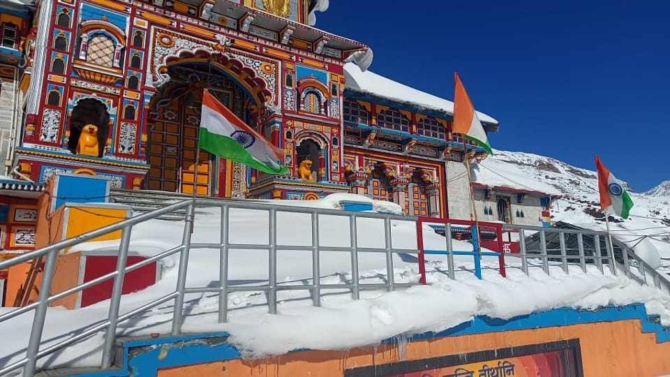Uttarakhand Snowfall: view of Badrinath Dham after snowfall