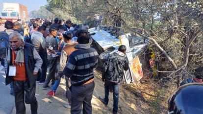 bus of devotees going to Ayodhya overturned on the highway in Shahjahanpur