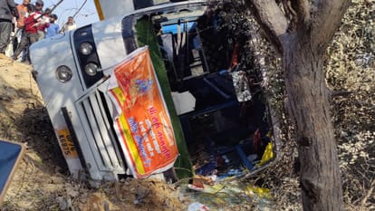 UP News: रामलला के दर्शन करने अयोध्या जा रहे भाजपा कार्यकर्ताओं की बस पलटी, 15 से अधिक घायल bus of devotees going to Ayodhya overturned on the highway in Shahjahanpur