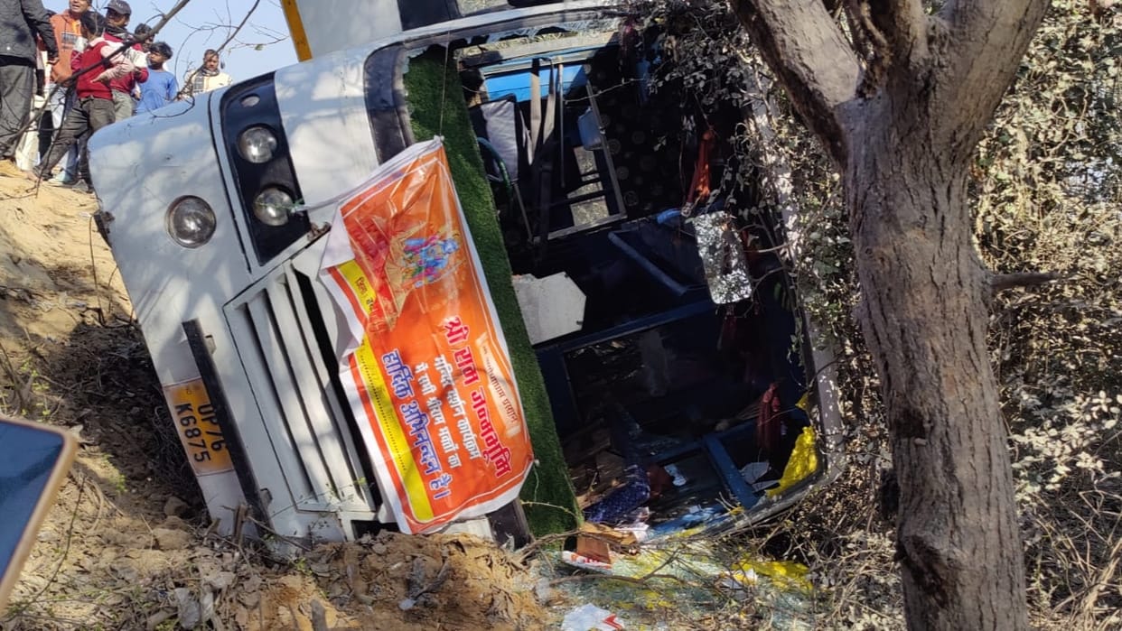 bus of devotees going to Ayodhya overturned on the highway in Shahjahanpur