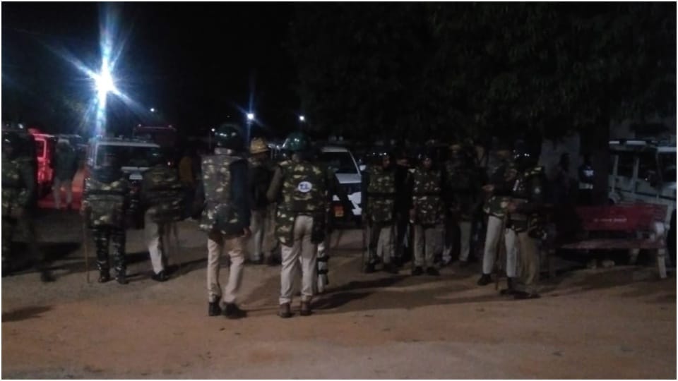 इलाके में पुलिस के जवान तैनात।