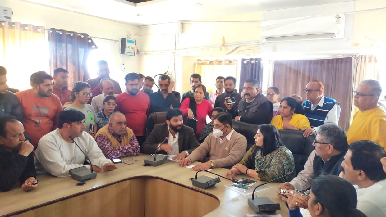 protest ended after 21 hours on assurance of Municipal Council head In Fatehabad