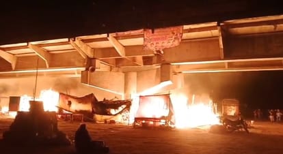 फर्रुखाबाद अग्निकांड: रामनगरिया मेले में लगी भीषण आग, 50 से अधिक झोपड़ियां जलीं, सात झुलसे...किशोर की मौत Farrukhabad fire incident, Massive fire broke out in Ramnagariya fair, more than 50 huts burnt, seven burnt an