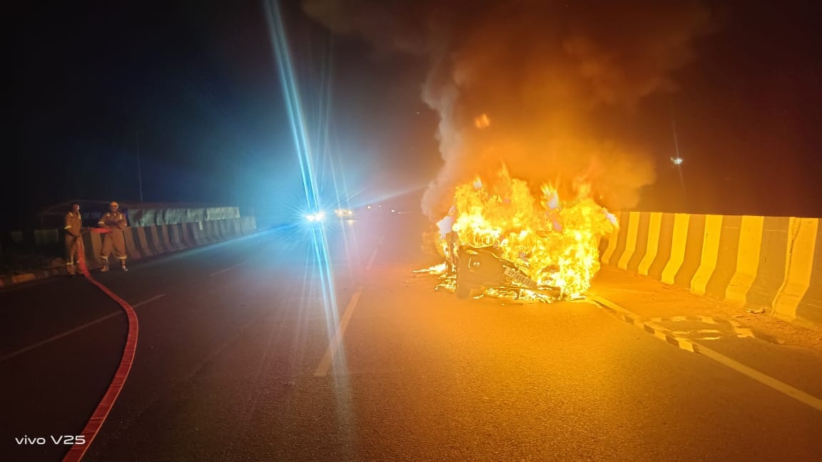 A sudden fire broke out in a moving car, people jumped to save their lives, the fire brigade brought it under