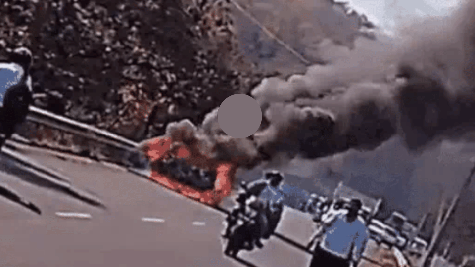 Indore Car Accident News: Burning Car a Young Man Jumped Into a Moving Car in Indore