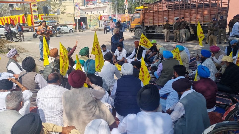 Rudrapur news: Farmers protest in rudrapur