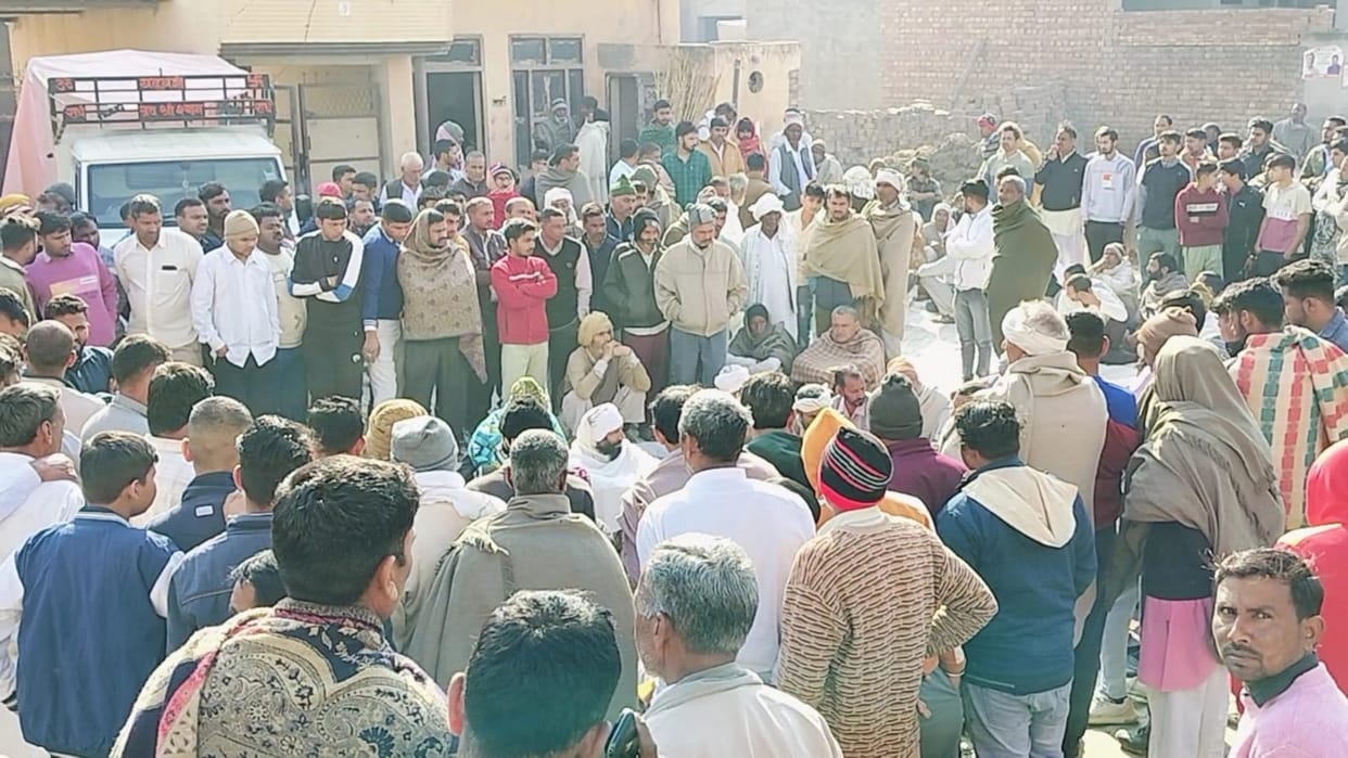 Demonstration in Bhiwani, Dead body of teenager kept on road and blocked, villagers adamant on arrest