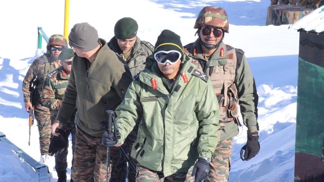 Kashmir: Northern Command Chief reached LOC for the first time after taking charge