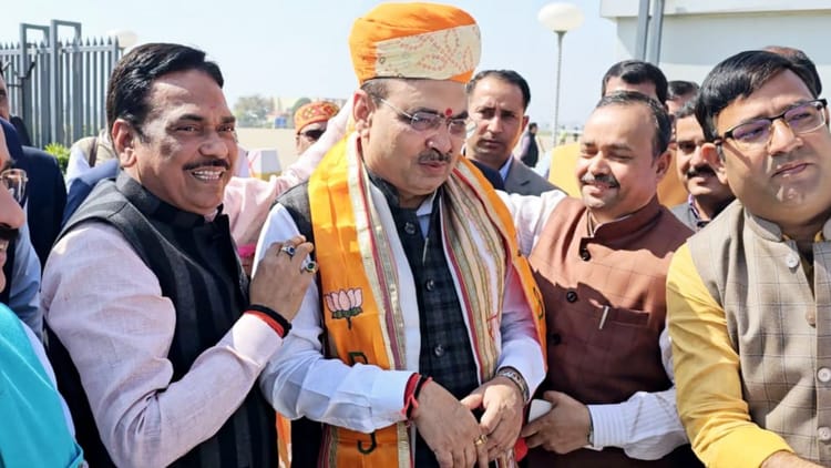 सीतापुर: सियासी मंथन आज, मंत्रियों संग राजस्थान के सीएम रहेंगे मौजूद, लखनऊ एयरपोर्ट पर हुआ स्वागत