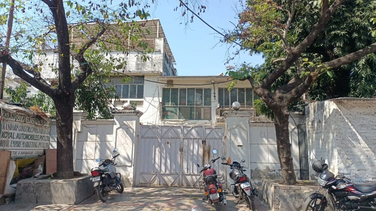 UP: सपा नेता विनय शंकर तिवारी के आवास समेत 10 ठिकानों पर ईडी का छापा, जब्त हो चुकी 72 करोड़ की संपत्ति