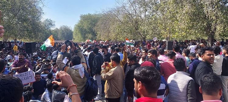 सिपाही भर्ती परीक्षा : पेपर लीक के विरोध में अभ्यर्थियों ने किया प्रदर्शन, दोबारा परीक्षा कराने की मांग