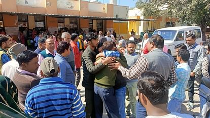 Mainpuri: भांवत पुल पर पहुंची 12वीं की छात्रा, स्कूटी खड़ी कर नहर में लगा दी छलांग; हो गई मौत 12th class student reached Bhanwat bridge parked her scooter and jumped into canal