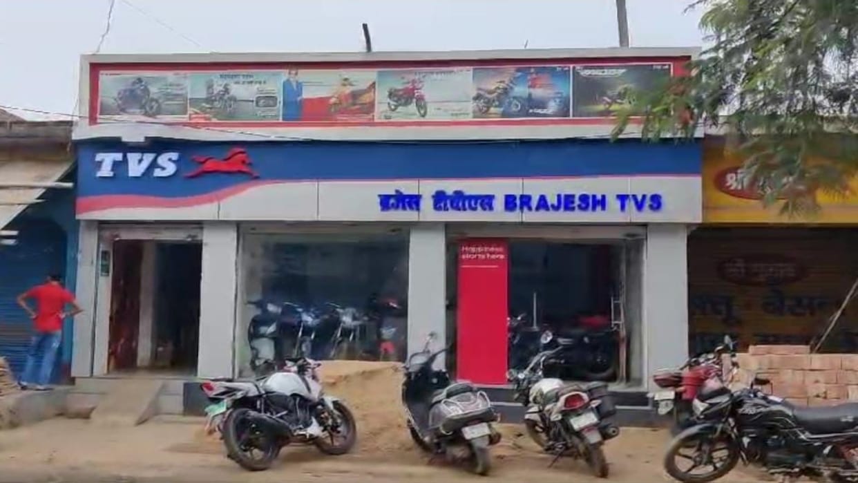 Munger Crime: Thieves entered bike showroom from behind, stole cash worth eight and a half lakhs