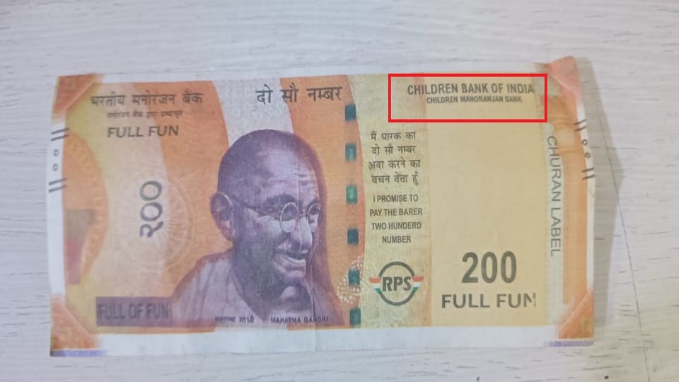 After taking delivery of one thousand hookahs handed over fake notes of eight lakh rupees