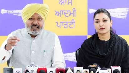 वित्त मंत्री हरपाल सिंह चीमा और पर्यटन मंत्री अनमोल गगन मान।