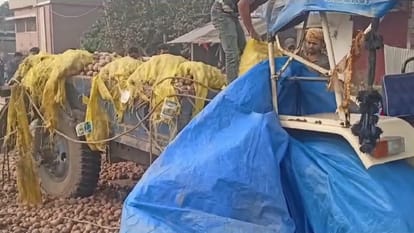 Bihar News: पूर्णिया में तेज रफ्तार ट्रक और ट्रैक्टर में भीषण टक्कर; ट्रैक्टर चालक की मौत, यातायात हुआ बाधित Purnea News: Fierce collision between speeding truck and tractor laden with potatoes; Tractor driver died