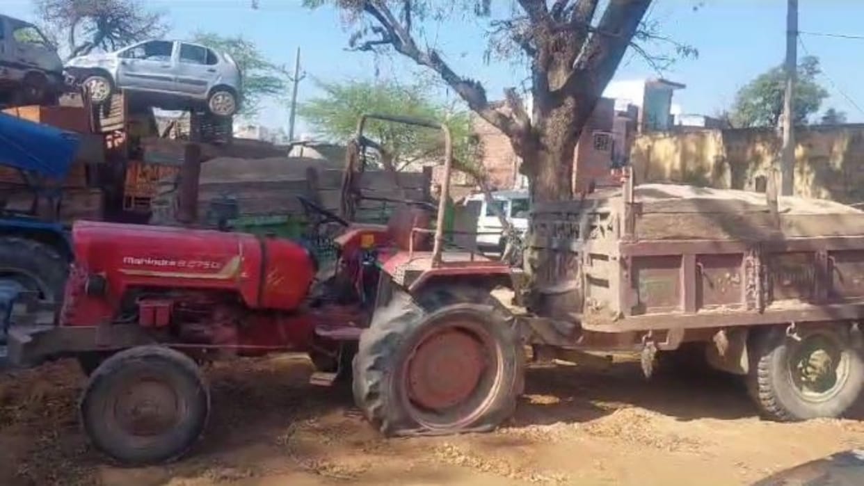 Dholpur News Action against gravel mafia tractor-trolley filled with Chambal gravel caught