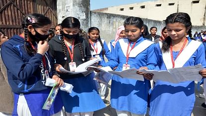 UP Board: सख्ती या फिर हिंदी विषय से दूरी, दस हजार ने परीक्षा छोड़ी, पकड़ा गया एक मुन्नाभाई A Munnabhai caught in Aligarh during UP board exam